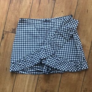 Very stylish, basic Zara short-skirt